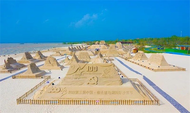 金色沙灘上塑起“紅色記憶”，光影沙雕再現(xiàn)百年征程