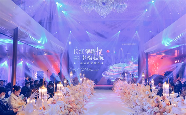 船于江中行，人在畫中游，是沉浸式郵輪婚禮給的浪漫